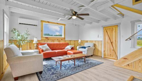 Charming 2BR with Fire Pit on Farm - 10 Min to Wharf - Foto 2