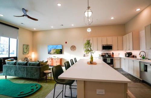 Peridot Suite - NEW 2bdrm 2bath Loft near Mass! - Photo 1