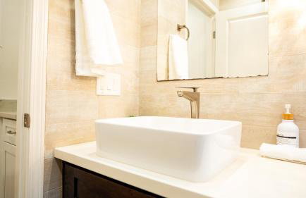 Grand Lux 4BR Prime Location & Serene Yard - Foto 48