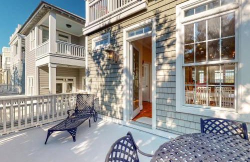 Luxury cottage with pools & multiple decks, 1/2 block to beach - Foto 48