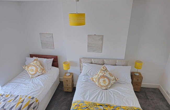 PRIVATE ROOMs In TOWN CENTRE FREE PARKING WIFI AND PATIO WITH AA STAY LTD - Foto 1