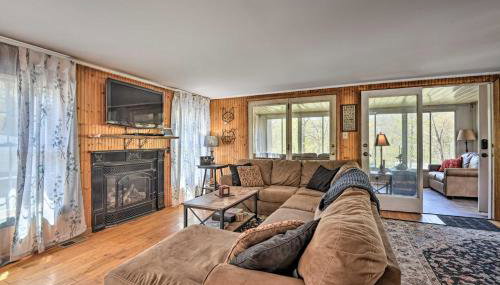 Cozy Cabin with Sunroom and Cacapon River Access! - Foto 3