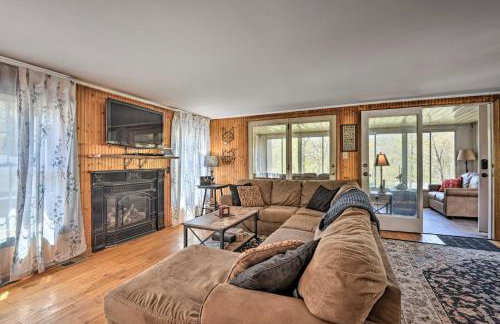 Cozy Cabin with Sunroom and Cacapon River Access! - Foto 3