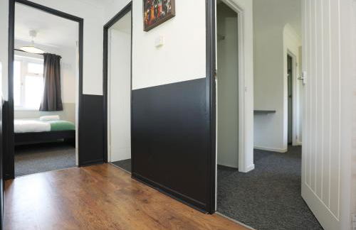 Homely ! Perfect for Contractors and Guests with Private off street parking - Foto 14