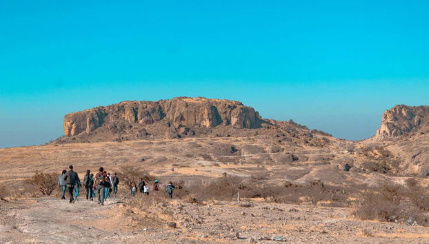 Paisagem deslumbrante do céu azul e das montanhas rochosas