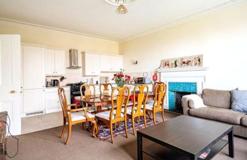 Perfect Family & Friends Home, Free Parking Security Onsite - Photo 8