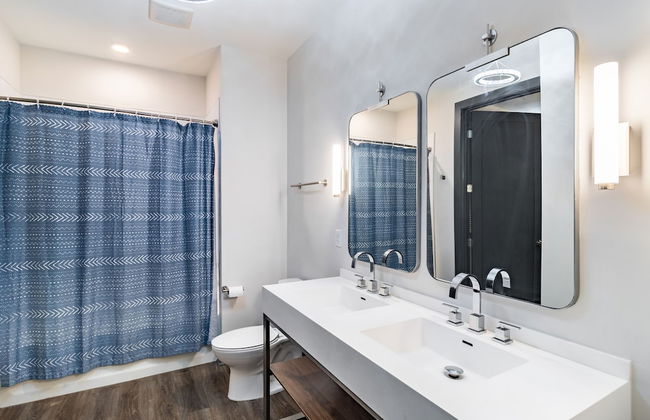 Lindsley by Avantstay Balcony Modern Design A Downtown Location - Photo 23