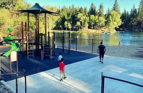 New Luxury 5BR Cabin in Pine Mountain Lake! 1 Minute to Beach! Massage Chair! Close to Yosemite! Perfect for Retreats and Escapes All Seasons! - Foto 18