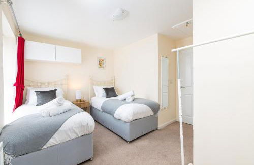 New Modern and Quiet 2Bed House by FabAccommodation - Foto 11