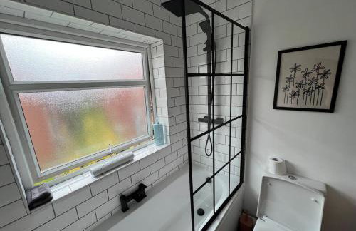 Altrincham House - 2BR - Sleeps 6 - WiFi - Parking - Foto 22