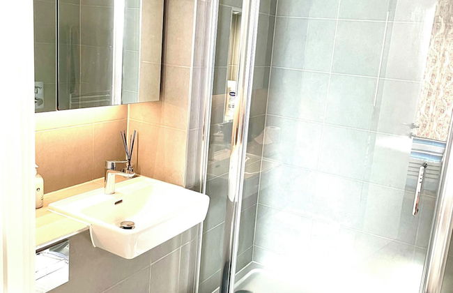 Healum Retreat - 3BR Apartment, Southall - Foto 9