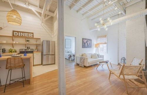 Darlin' Downtown Dawghouse - Photo 1