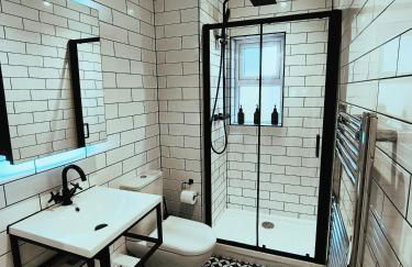 Stunning Apartment-6 Minute walk from Beach-Free Parking - Photo 6