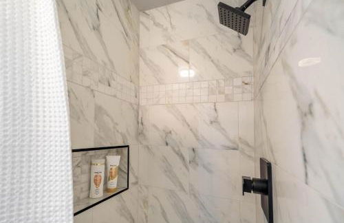 Indigo Cove Modern Studio near Historic Uptown - Foto 23