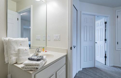 4BR Bella Vida Lakeview Pool Townhome - Photo 20