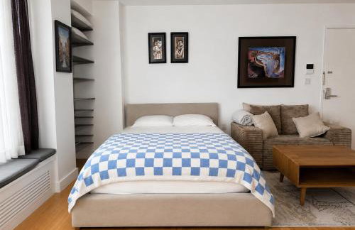 NYC Studio with Private Bathroom & Kitchenette - Photo 24