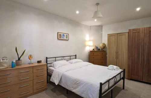 Luxurious & Sunny Garden Flat near Pinner Station - Foto 5