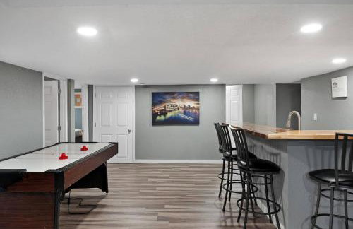 Arvada Retreat + 6 BD + Movie Theater - Photo 38