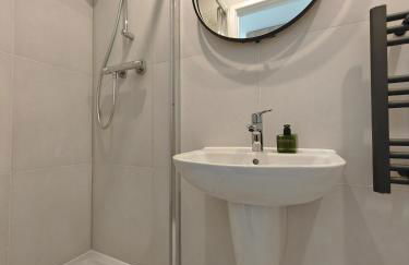 Gated 4 Guests House Free Parking - Foto 16