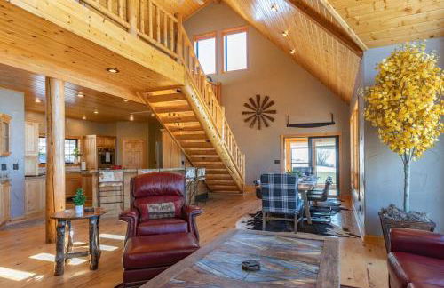 MAJESTIC VIEWS FAMILY LODGE with Large Deck - Photo 10