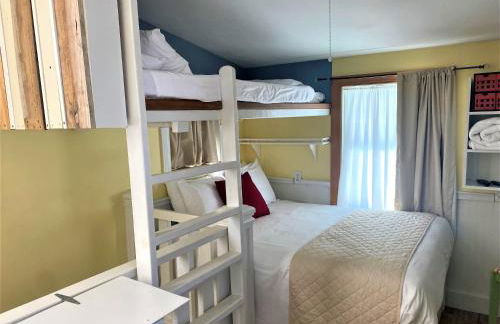 Caretakers Apartment-Split level Full Bed with European Bath Pet Friendly fee applies - Photo 11