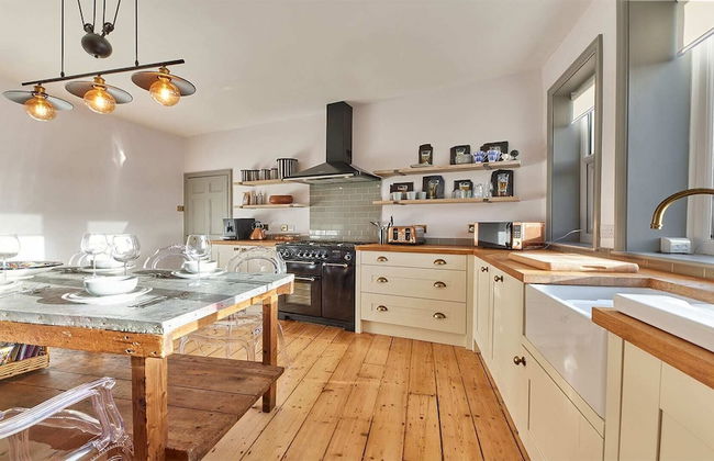 Host Stay Peacock House - Photo 2