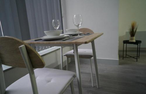 Modern 2 Bed Apartment, Desborough, Kettering, Sleeps 5, Free Parking, WIFI, Ideal for Contractors, Professionals, Families and Relocations - Photo 7