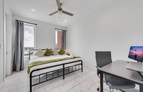 City View 2BR I Parking I King Bed I Workspace - Foto 12