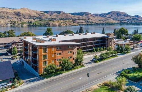 Lakeside luxury with hot tub and pool - Foto 35