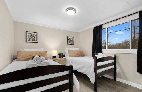 Comfort Cabin - 2BD Family Getaway in Creve Coeur - Photo 19