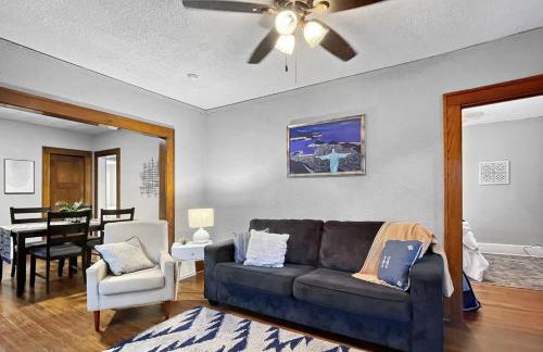 Roomy 4BR by Drake Sleeps 13 HUGE yard - Foto 1