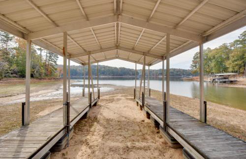 Lakefront Westminster Retreat with Boat Dock! - Foto 35