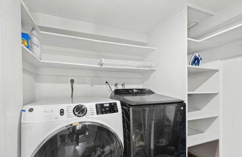 Deluxe Waterfront Villa with BBQ, Pool and Game Room - Photo 29