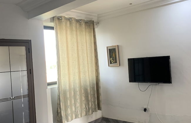 Central Reservations Apartment - Photo 10