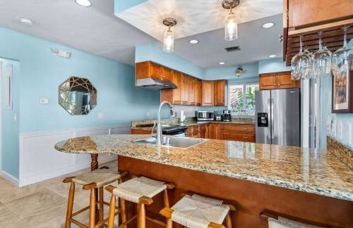 Sunset Harbor Waterfront Villa with Dock Cabana Club - Foto 7