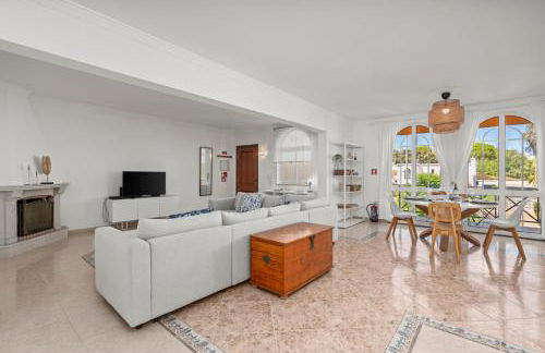 Elegant Flat with Pool & Balcony by HostWise - Foto 17