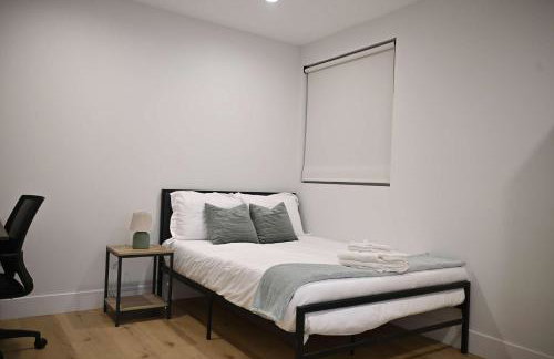 Luxe Ensuite in Shared Home-Minutes to USC - Photo 6