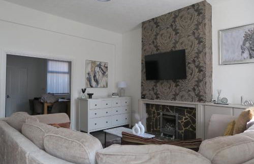 NEW 4 Bed house close to train station and town - Foto 15