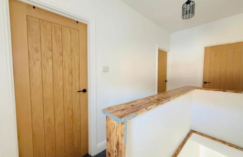 Comfy 4 Bed Home - Port Talbot - Perfect for Contractors & Families - Foto 37