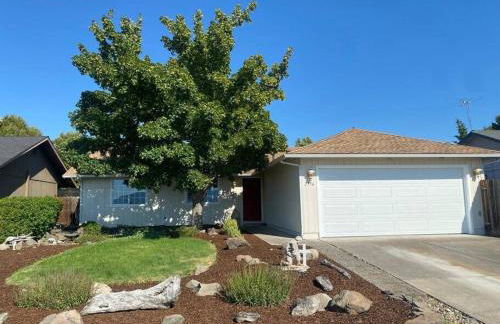 HOT TUB! King Bed-Firepitt-Near Airport& Freeway - Foto 11