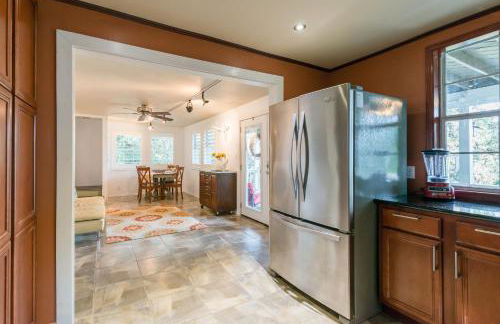 Remodeled Historic Lakefront Gem Overlooking Lake Travis and Jones Brothers Park *Great for Families and Groups* - Foto 39