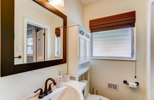 Poolside Bungalow with Fire Pit Fun and King Suite - Foto 16