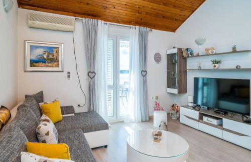 Indy's Beach Apartments -Two Bedroom Apartment with Balcony and Sea View - Photo 4