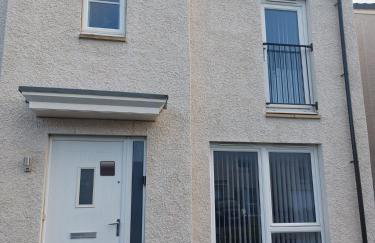 Beautiful 4-Bedroom House with Private Garden & Parking - Foto 45