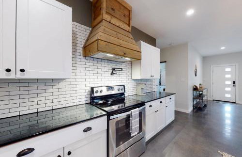 Secluded home with firepit, gas grill, central AC, game room, W/D - Foto 13