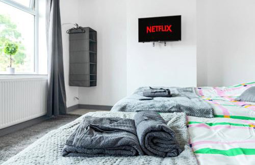 Stanion Luxurious 3 Bedroom Modern House Northamptonshire, Double, Twins, Single, Free Parking, Free Wi-Fi, Pets, Up to 8 Sleeps, 4 Smart TVs - Foto 12