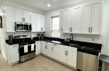 Sleeps 8, Stylish Home, Great Access NYC & EWR - Photo 12