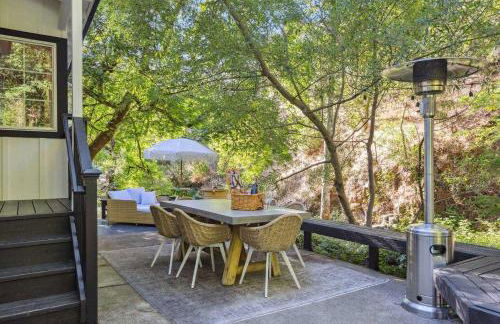 Modern Organic Home with Backyard Creek near State Park - Foto 31