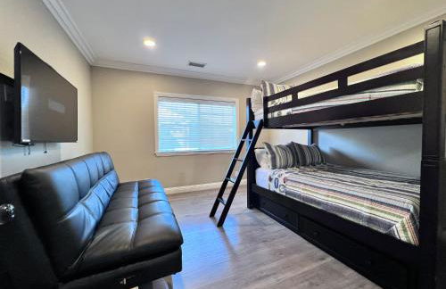 Stunning 8 bedroom 6 bathroom Pool Home - Photo 53