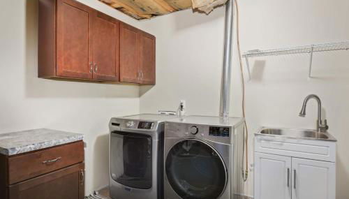 Charming 3-bedroom 1 bath basement nook with backyard view and gazebo - Foto 5